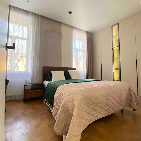 Favorit Apartments 2 Кім Безкоштовна Парковка Центр З Балконом Не Далеко Від Ж Д Вокзалу Звітні Документи Lviv Dış mekan fotoğraf