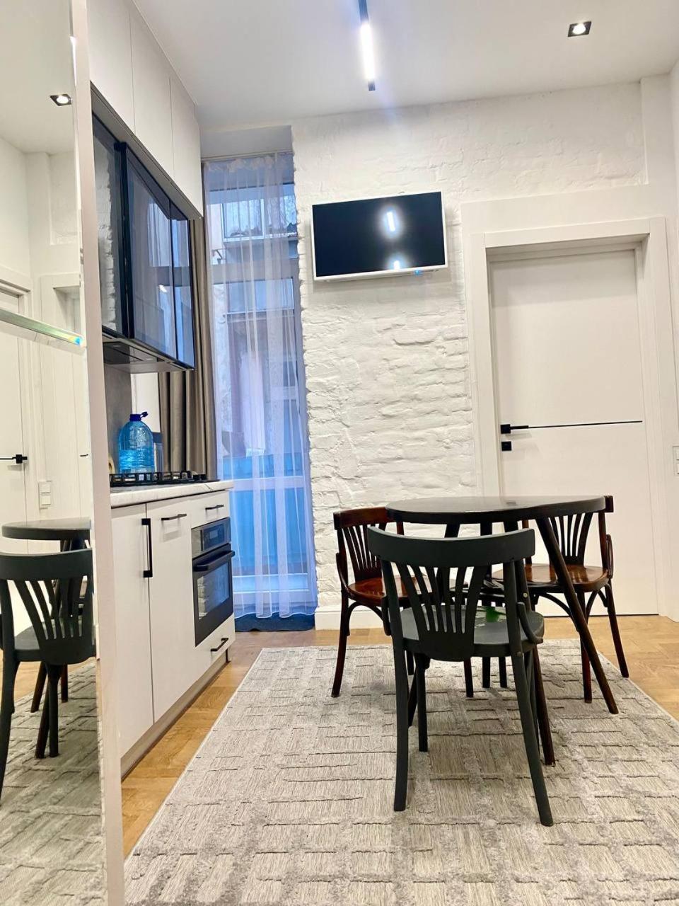 Favorit Apartments 2 Кім Безкоштовна Парковка Центр З Балконом Не Далеко Від Ж Д Вокзалу Звітні Документи Lviv Dış mekan fotoğraf