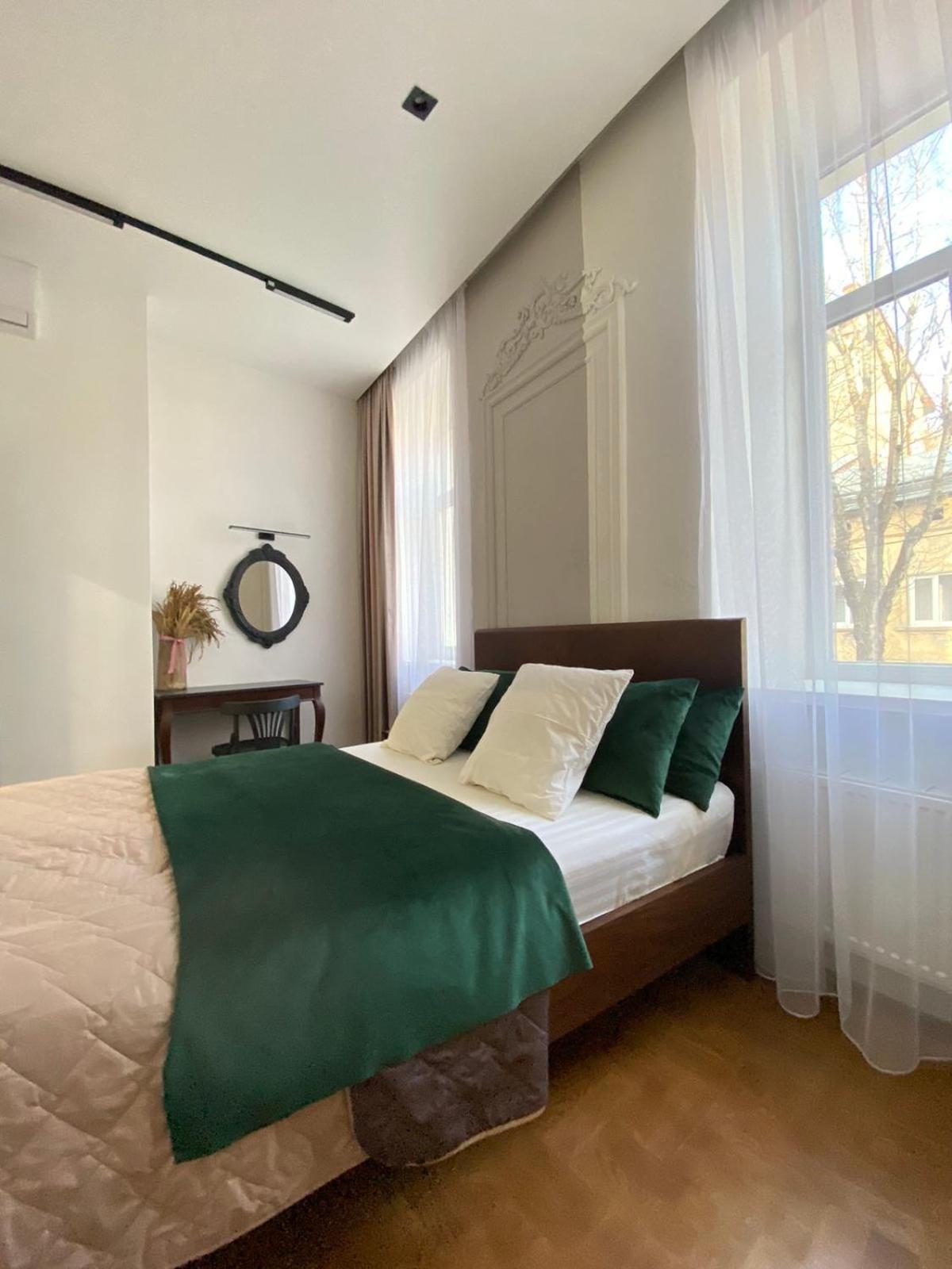 Favorit Apartments 2 Кім Безкоштовна Парковка Центр З Балконом Не Далеко Від Ж Д Вокзалу Звітні Документи Lviv Dış mekan fotoğraf